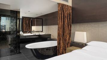 Senior Suite | Bathroom | Rainfall showerhead, free toiletries, hair dryer, towels