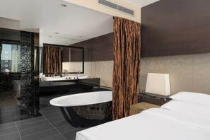 Senior Suite | Kamar mandi | Pancuran hujan, perlengkapan mandi gratis, pengering rambut, dan handuk