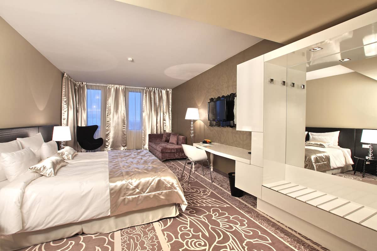 Hypo-allergenic bedding, minibar, in-room safe, desk