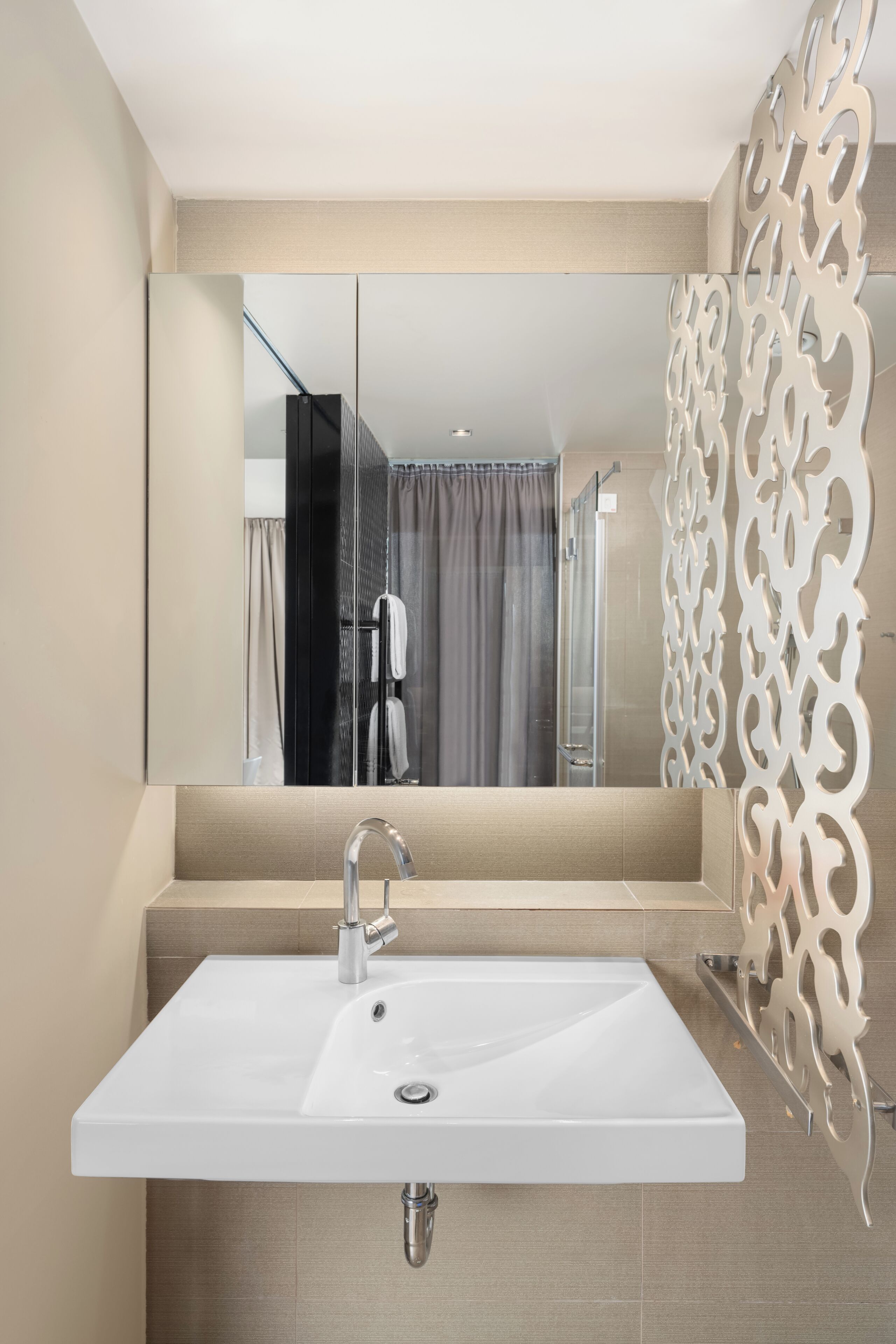 rainfall showerhead, free toiletries, hair dryer, towels