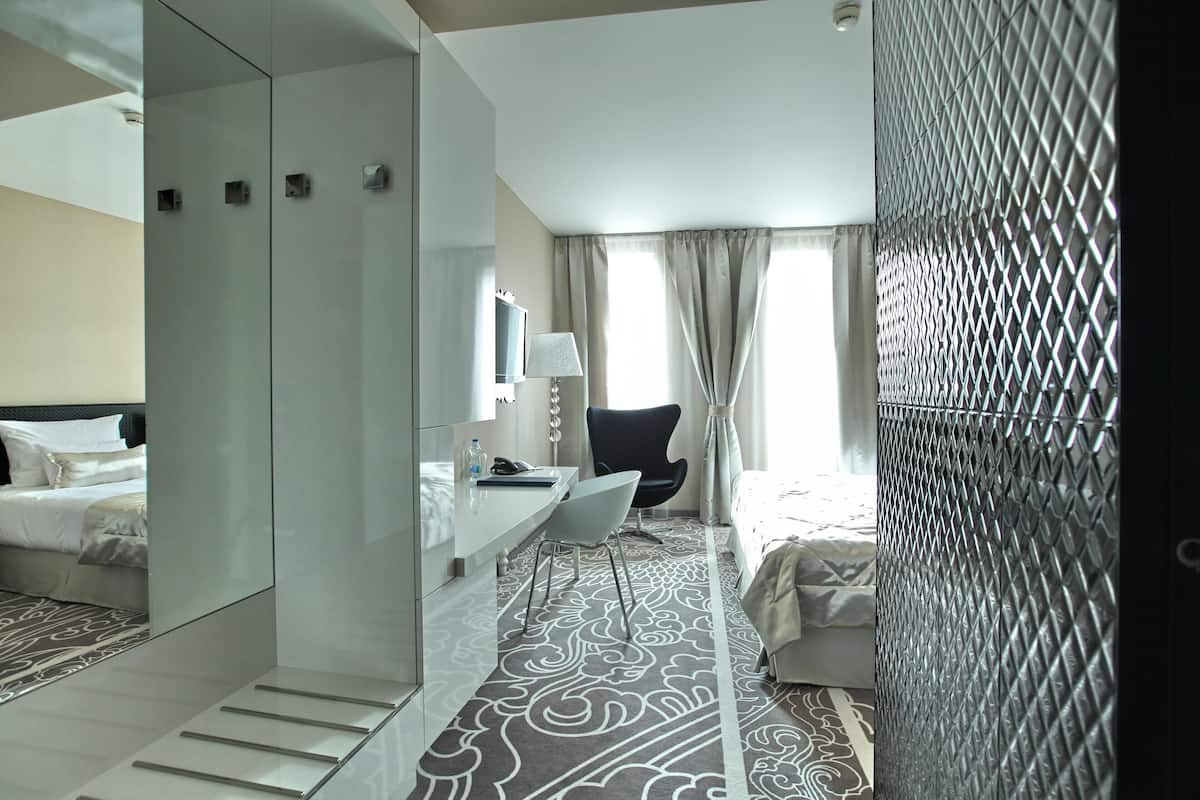Hypo-allergenic bedding, minibar, in-room safe, desk