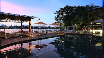 Kolam renang outdoor, dengan payung kolam renang dan kursi berjemur