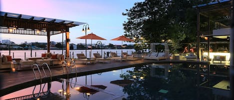 Piscine extérieure, parasols de plage, chaises longues