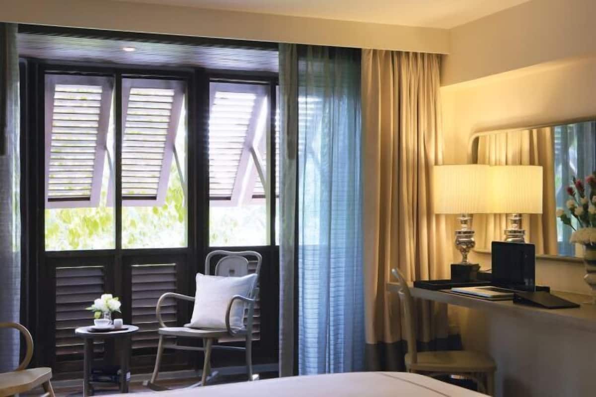 Minibar, in-room safe, WiFi (free), bed sheets
