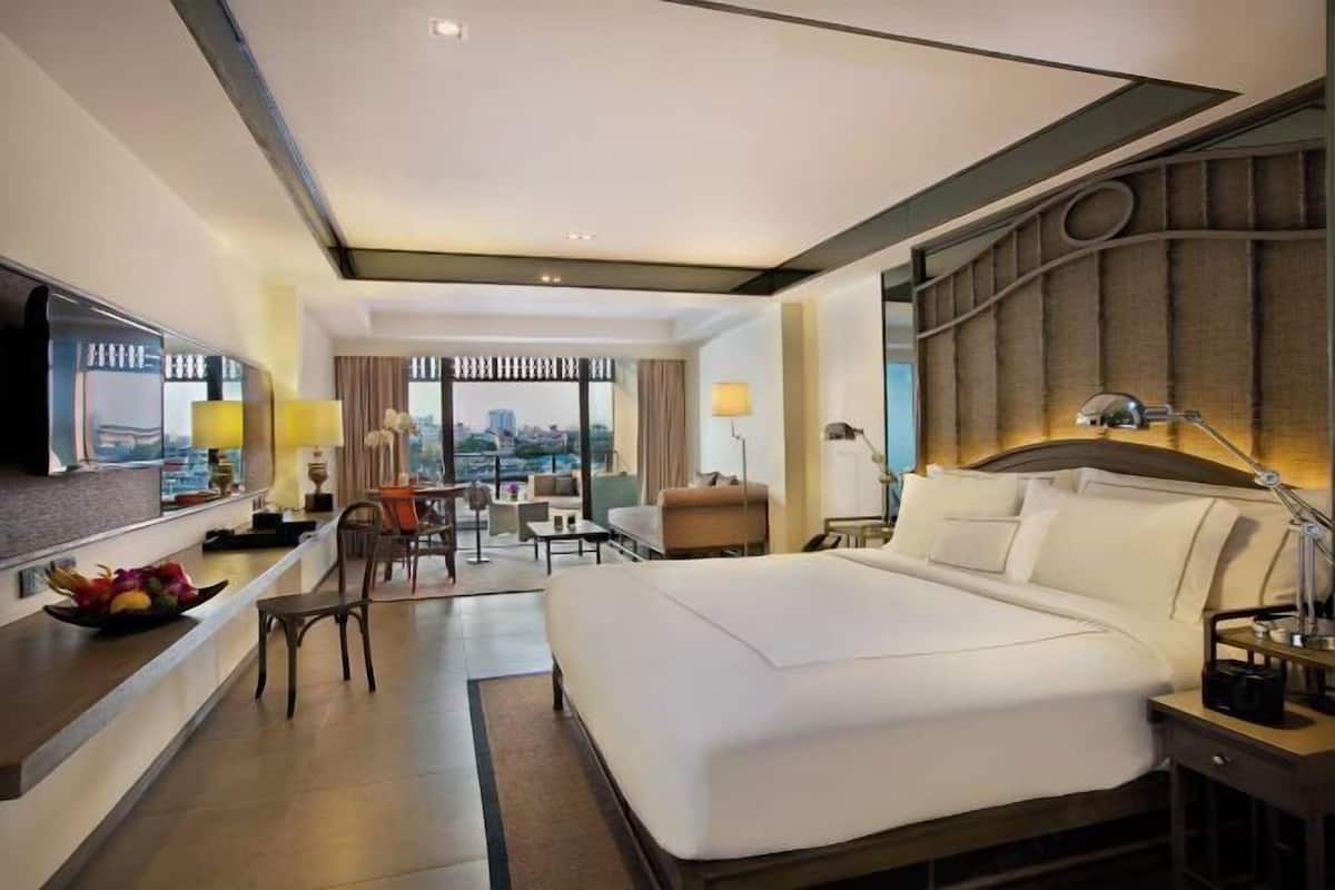 Minibar, in-room safe, WiFi (free), bed sheets