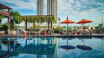 สระว่ายน้ำกลางแจ้ง เปิด 6:00 น. ถึง 21:00 น., ร่มริมสระว่ายน้ำ