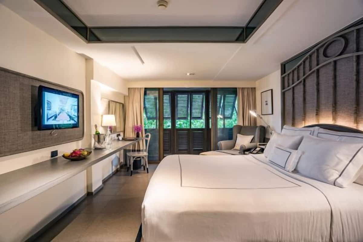 Minibar, in-room safe, WiFi (free), bed sheets
