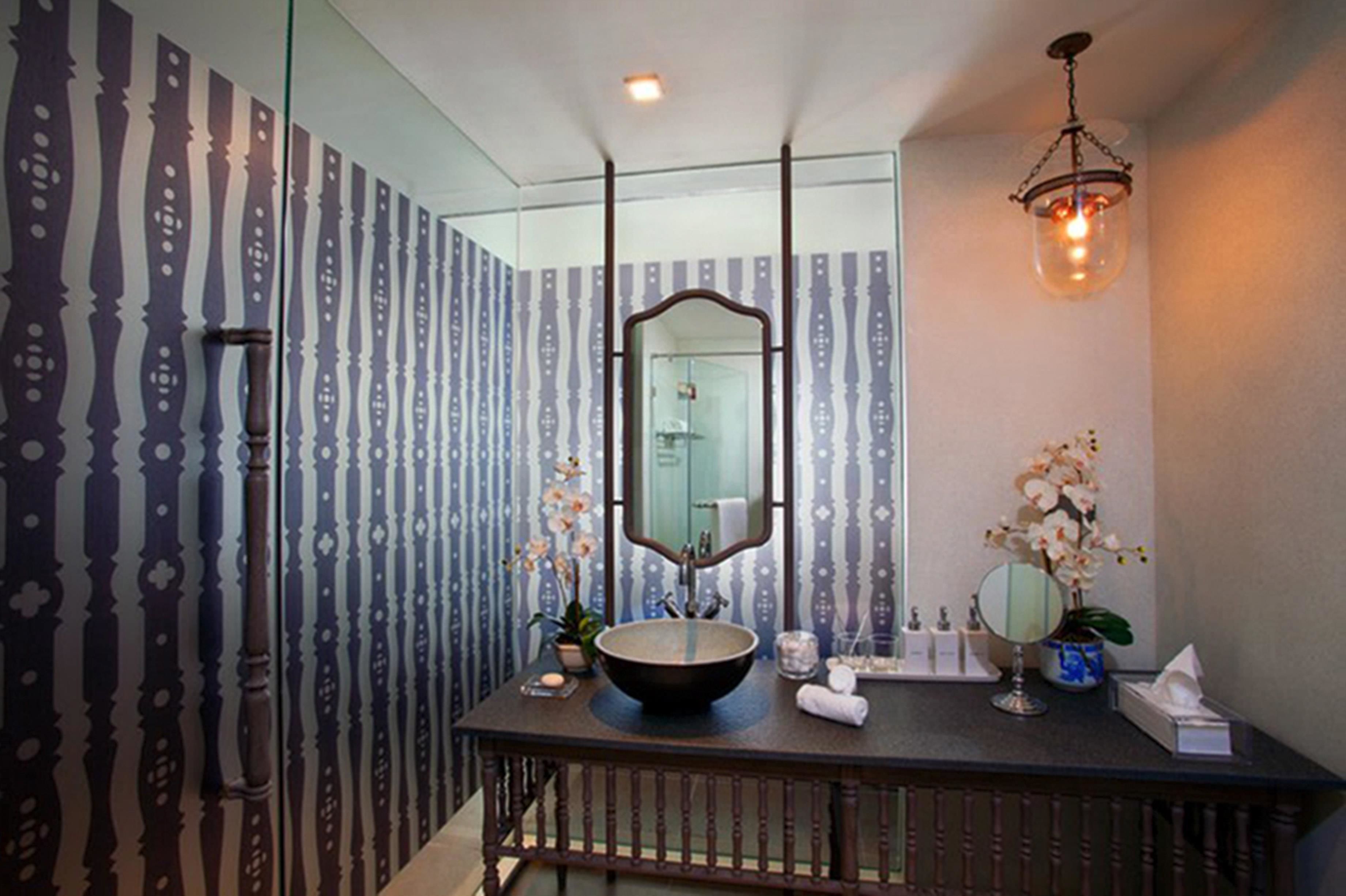 shower, free toiletries, bathrobes, towels