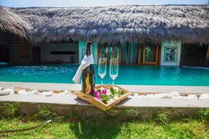 Villa, 2 habitaciones, piscina privada | Zona de estar | Televisión LCD de 4000 cm con canales digitales, una televisión