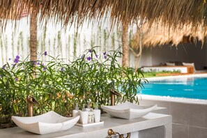Villa, 2 habitaciones, piscina privada | Baño | Cabezal de ducha tipo lluvia y artículos de higiene personal gratuitos