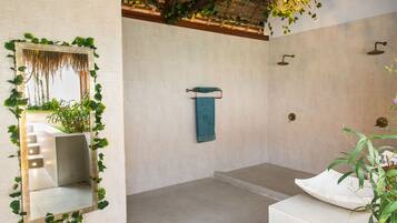 Vila, 2 kamar tidur, kolam renang pribadi | Kamar mandi | Pancuran hujan, perlengkapan mandi gratis, pengering rambut, dan handuk