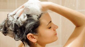 Bañera con ducha, secador de pelo, toallas