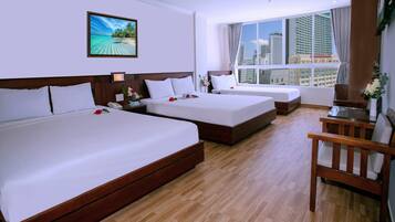 Habitación Deluxe, vistas a la ciudad | Minibar, escritorio, cortinas opacas y wifi gratis