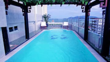 Piscine extérieure, chaises longues