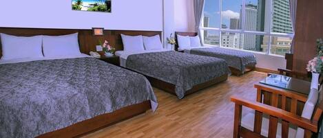 Habitación Deluxe, vista a la ciudad | Minibar, escritorio, cortinas blackout y wifi gratis