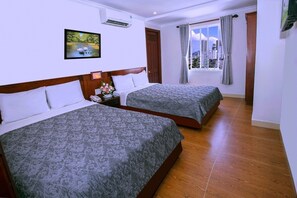 Standard Twin Room | Bathroom | Shower, rainfall showerhead, free toiletries, hair dryer