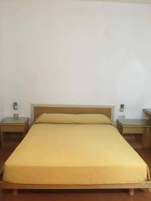 Minibar, in-room safe, desk, iron/ironing board