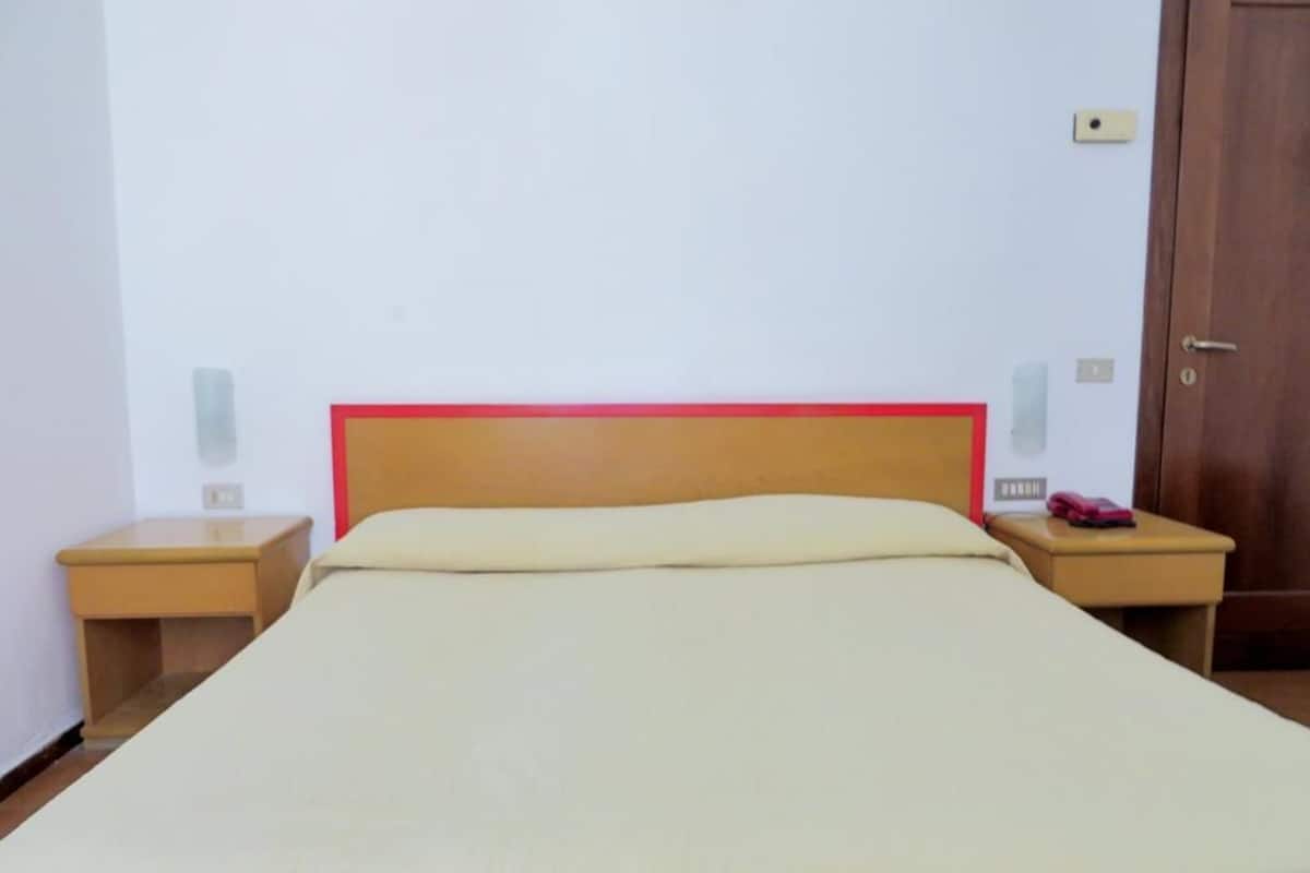 Minibar, caja de seguridad en la habitación y escritorio 