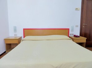 三人房 | 迷你吧、客房内保险箱、办公桌、熨斗/熨板