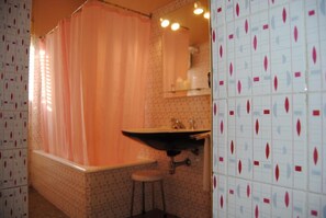 Badewanne, kostenlose Toilettenartikel, Haartrockner, Bidet