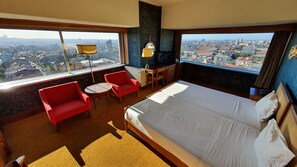 Panoramic Triple Room, City View | In-room safe, individually decorated, individually furnished, desk - Hotel Miradouro (Porto)