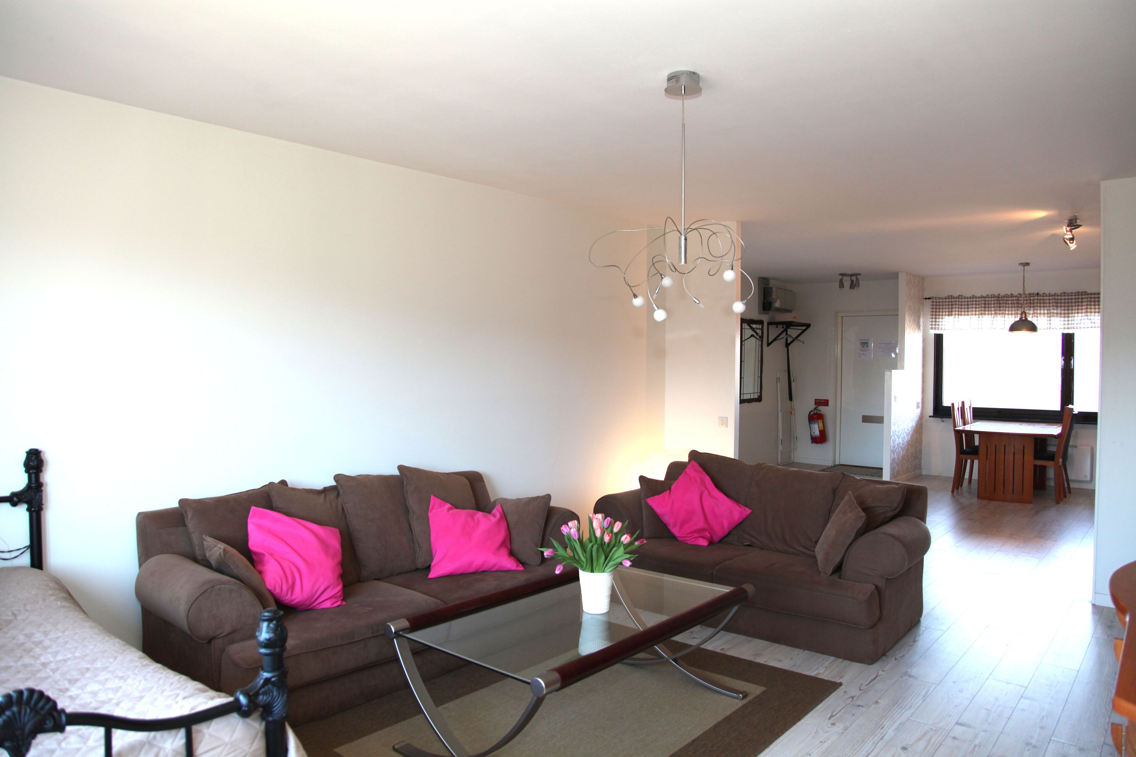 Lägenhet Premium - 2 sovrum | Individuell inredning, unika möbler och arbetsyta för laptop