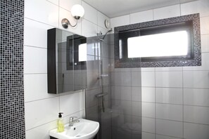 Bathroom shower - Fjordhotellet (Lysekil)