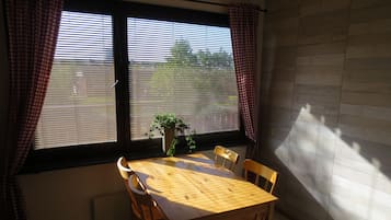 KylskÄp, mikrovÄgsugn (vid begÀran), ugn och spishÀll