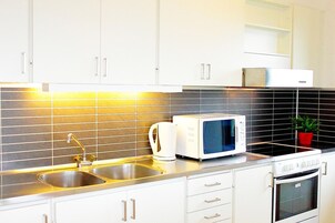 Cafetera/tetera, refrigerador, microondas, horno