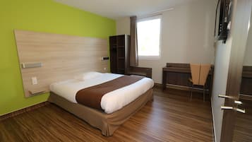 Bureau, chambres insonorisées, fer et planche à repasser