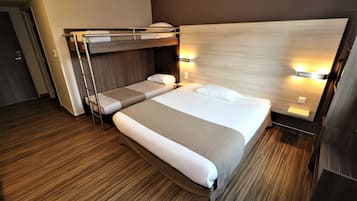Chambre Quadruple Familiale | Bureau, chambres insonorisées, fer et planche à repasser