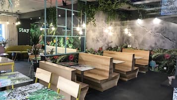 Desayuno buffet diario (EUR 11.50 por persona)