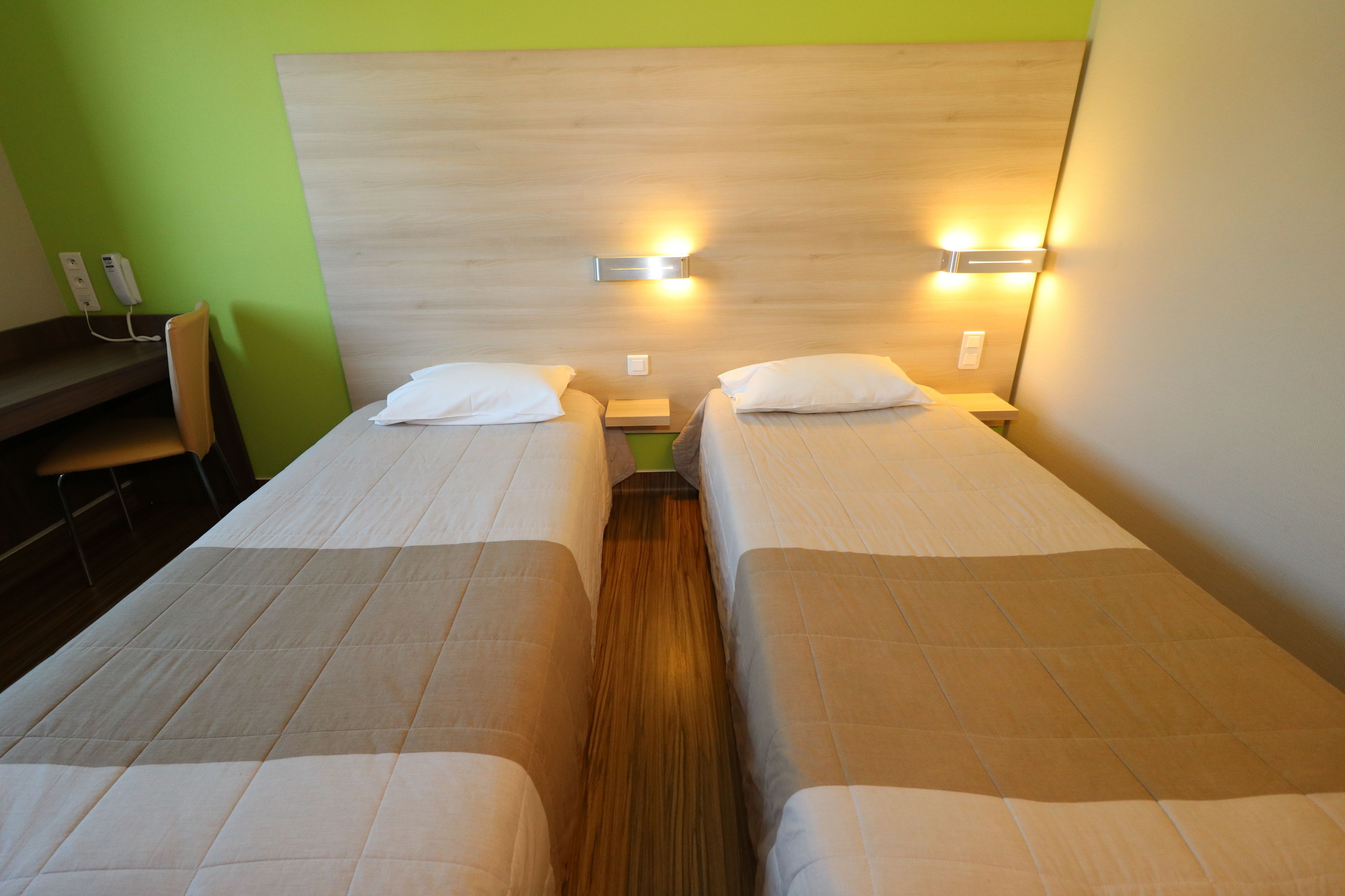 comfort twin room | desk, soundproofing, iron/ironing board, cots/infant beds