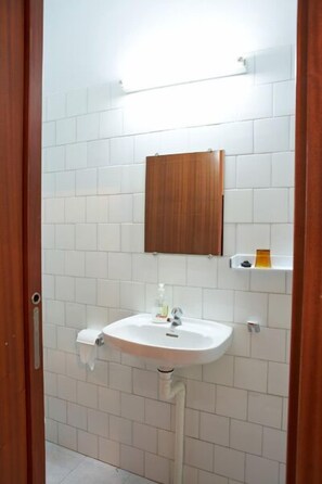 Shower, towels - Hospedería Vía Lucis (Santiago de Compostela)