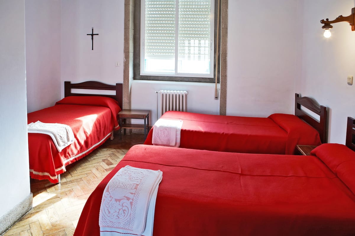 Basic Triple Room | Desk, free WiFi, bed sheets