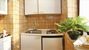 Suite, cocineta | Cocina privada | Cafetera de espresso, cafetera y tetera y refrigerador