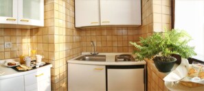 Suite, Kitchenette | Private kitchen | Fridge, stovetop, espresso maker, coffee/tea maker - Hotel Alighieri (Bardolino)