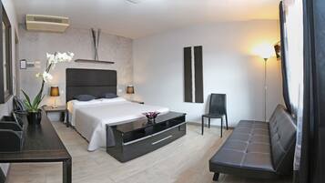 Suite, Kitchenette | Down comforters, in-room safe, desk, iron/ironing board