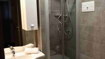 Suite, angolo cottura | Bagno | Doccia, set di cortesia gratuito, asciugacapelli, bidet