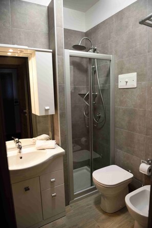 Suite, tekjøkken | Bad | Dusj, toalettartikler (inkludert), hårføner og bidé