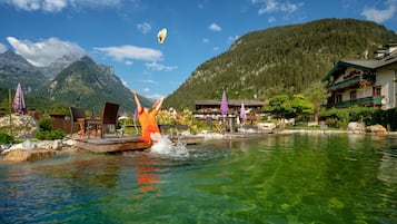 Una piscina cubierta, una piscina al aire libre de temporada, sombrillas