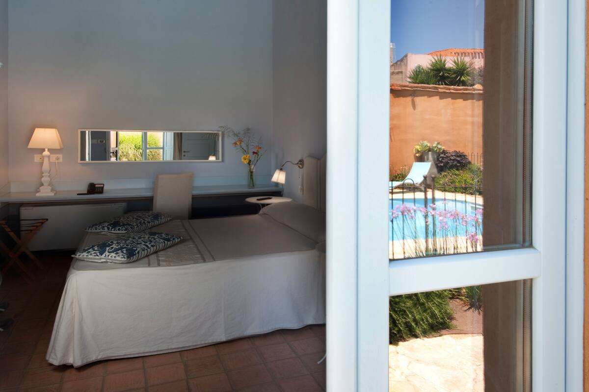 premium bedding, down duvets, memory-foam beds, minibar