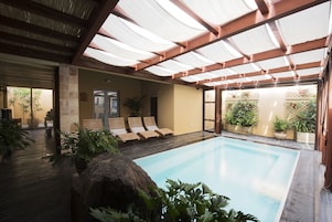 Área de tratamiento exterior, un sauna, una bañera de hidromasaje