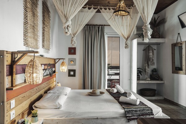 Standard Double Room, 1 Bedroom, Non Smoking | In-room safe, individually decorated, individually furnished, bed sheets