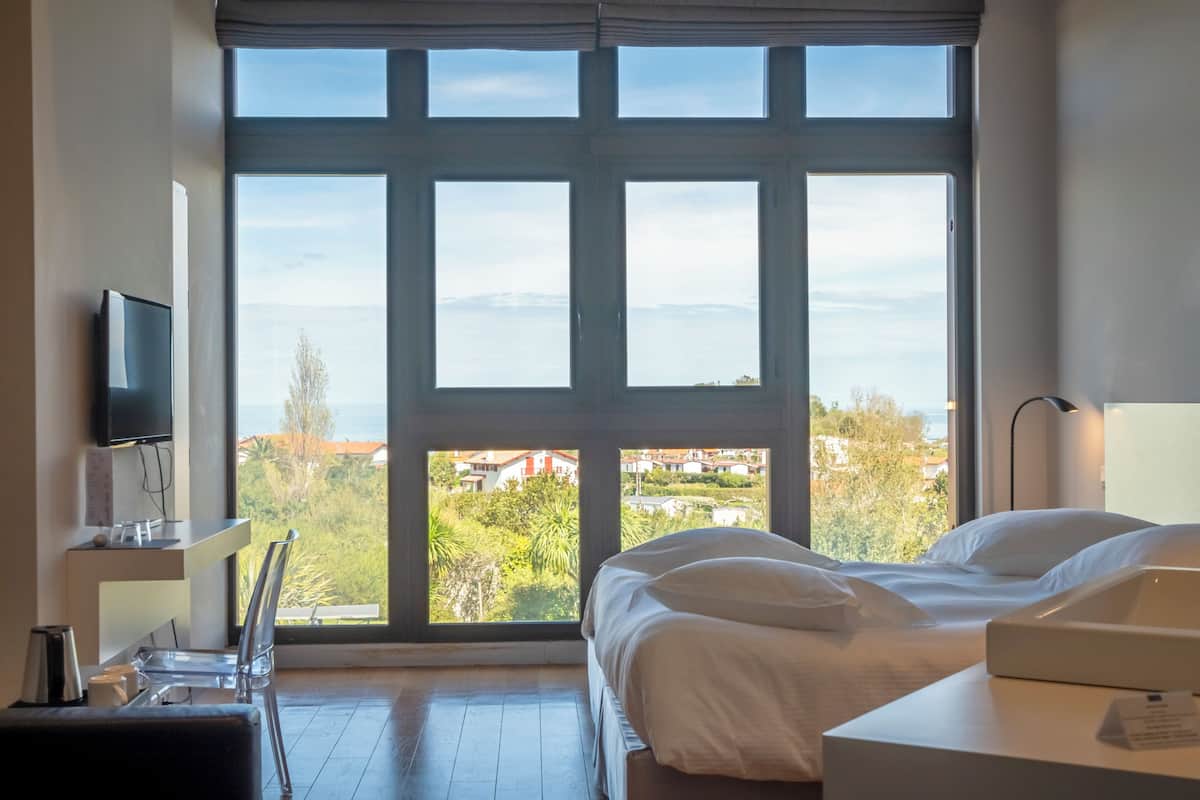 Premium bedding, minibar, individually decorated, individually furnished