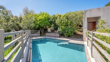 4 piscines extérieures, chaises longues