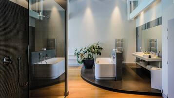 Chambre Mundaka Vue Ocean | Bathroom | Free toiletries, hair dryer, towels, soap