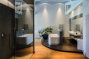 Chambre Mundaka Vue Ocean | Bathroom | Free toiletries, hair dryer, towels, soap