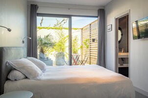 Premium bedding, minibar, individually decorated, individually furnished