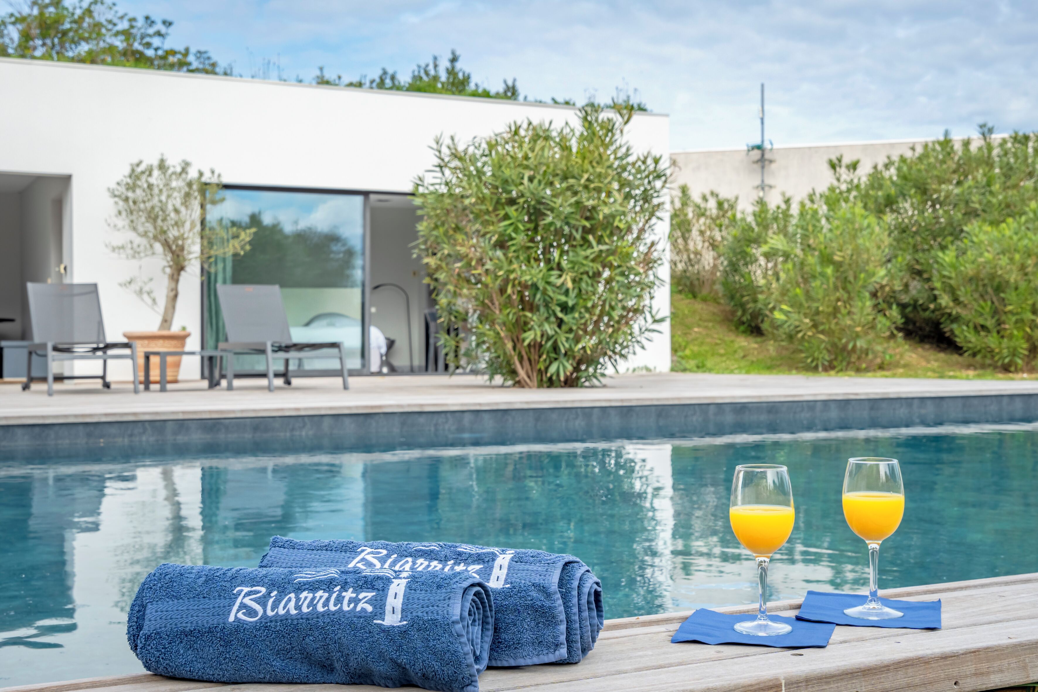 4 piscines extérieures, chaises longues